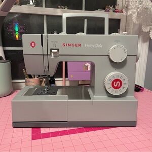 Singer Heavy Duty 4423 - Like New